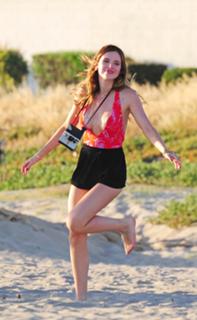 Bella Thorne feet photo thumbnail