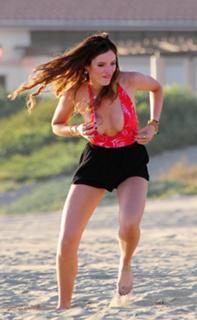 Bella Thorne feet photo thumbnail