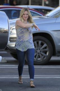 Hilary Duff feet photo thumbnail