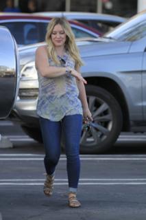 Hilary Duff feet photo thumbnail
