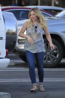 Hilary Duff feet photo thumbnail