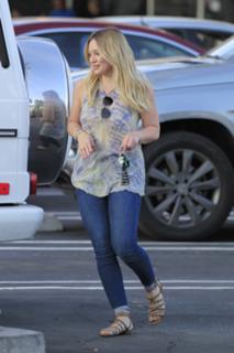 Hilary Duff feet photo thumbnail