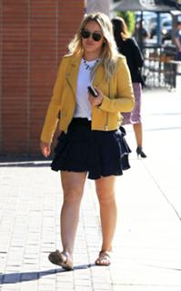 Hilary Duff feet photo thumbnail