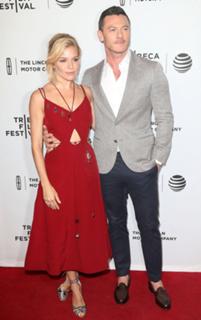 Sienna Miller feet photo thumbnail