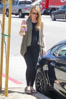 Paige Butcher feet photo thumbnail