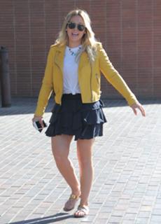 Hilary Duff feet photo thumbnail
