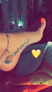 Valentina Vignali feet photo thumbnail