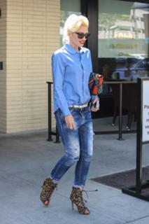 Gwen Stefani feet photo thumbnail