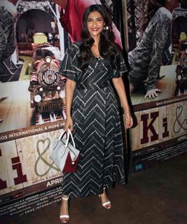 Sonam Kapoor feet photo thumbnail