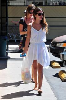 Rachel Bilson feet photo thumbnail