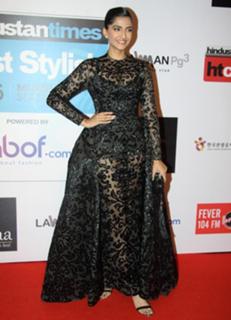 Sonam Kapoor feet photo thumbnail