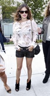 Rachel Bilson feet photo thumbnail