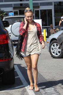 Hayden Panettiere feet photo thumbnail