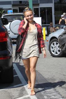 Hayden Panettiere feet photo thumbnail