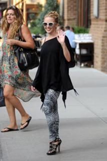 Kylie Minogue feet photo thumbnail