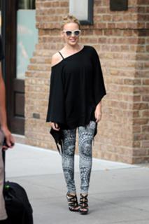 Kylie Minogue feet photo thumbnail