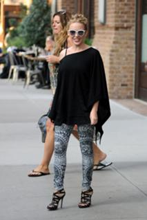 Kylie Minogue feet photo thumbnail