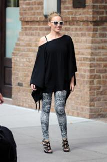 Kylie Minogue feet photo thumbnail