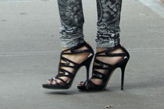 Kylie Minogue feet photo thumbnail