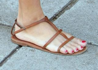 Vanessa Hudgens feet photo thumbnail