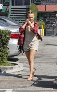 Hayden Panettiere feet photo thumbnail
