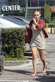 Hayden Panettiere feet photo thumbnail