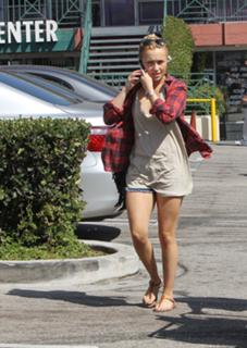 Hayden Panettiere feet photo thumbnail