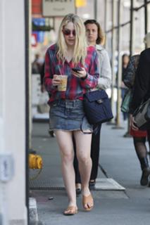 Dakota Fanning feet photo thumbnail