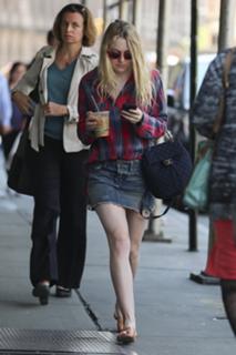 Dakota Fanning feet photo thumbnail