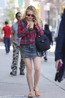 Dakota Fanning feet photo thumbnail