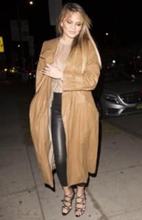 Chrissy Teigen feet photo thumbnail