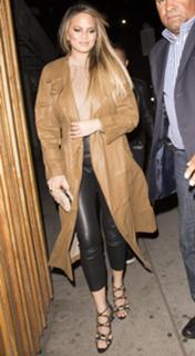 Chrissy Teigen feet photo thumbnail