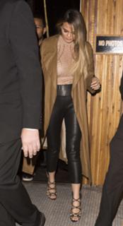 Chrissy Teigen feet photo thumbnail