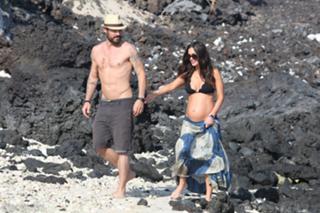 Megan Fox feet photo thumbnail
