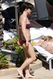 Christina Ricci feet photo thumbnail