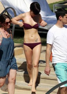 Christina Ricci feet photo thumbnail