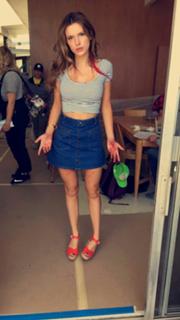 Bella Thorne feet photo thumbnail