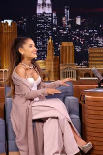 Ariana Grande feet photo thumbnail