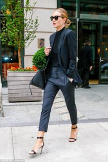 Rosie Huntington-Whiteley feet photo thumbnail