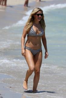 Ellie Goulding feet photo thumbnail