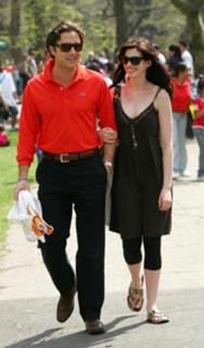Anne Hathaway feet photo thumbnail