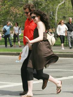 Anne Hathaway feet photo thumbnail