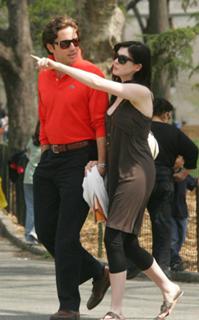 Anne Hathaway feet photo thumbnail