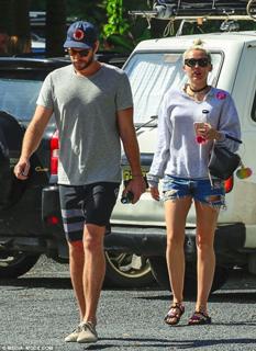 Miley Cyrus feet photo thumbnail