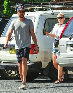 Miley Cyrus feet photo thumbnail