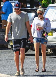 Miley Cyrus feet photo thumbnail