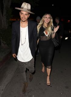 Ashlee Simpson feet photo thumbnail
