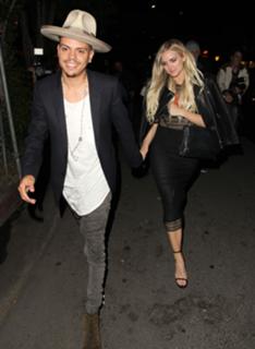 Ashlee Simpson feet photo thumbnail
