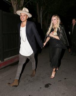 Ashlee Simpson feet photo thumbnail