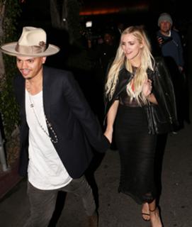 Ashlee Simpson feet photo thumbnail